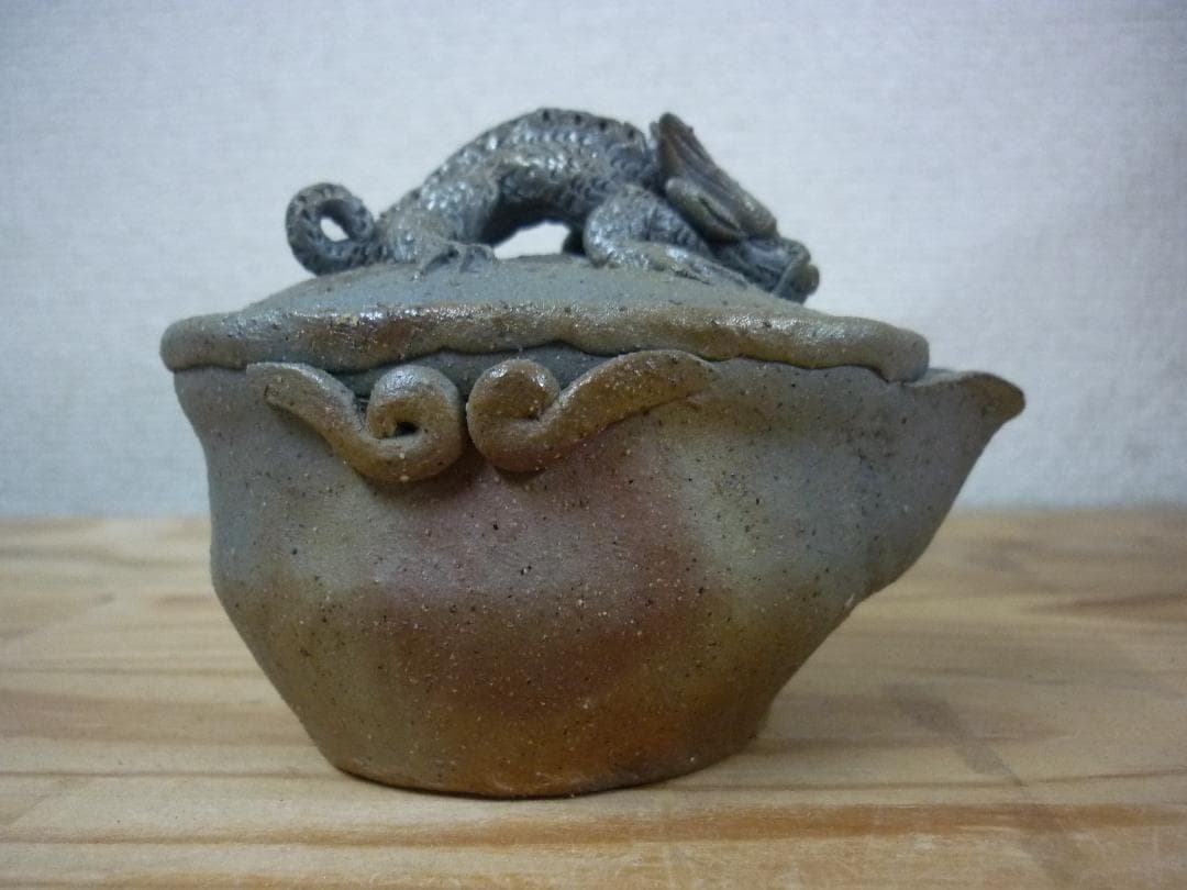 時代　備前焼の古い荒土龍宝瓶 在銘　青備前に金彩　細密龍細工