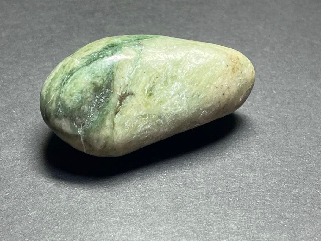 富山県産　ネフライト　白混玉　国産鉱物　標本　原石