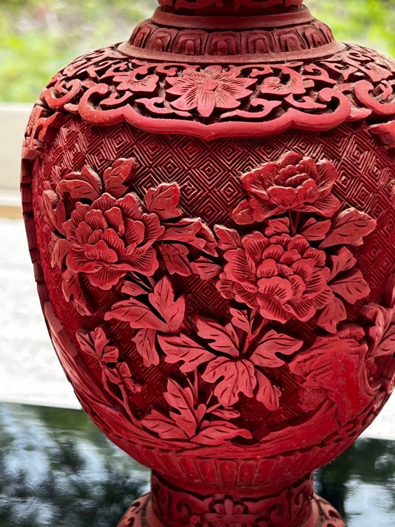 中国美術工芸品　赤漆　彫刻壺　（花瓶）