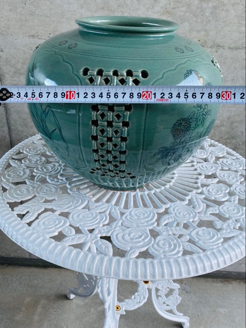 緑色陶器 透かし彫り 花と竹のデザイン （高さ30 cm）