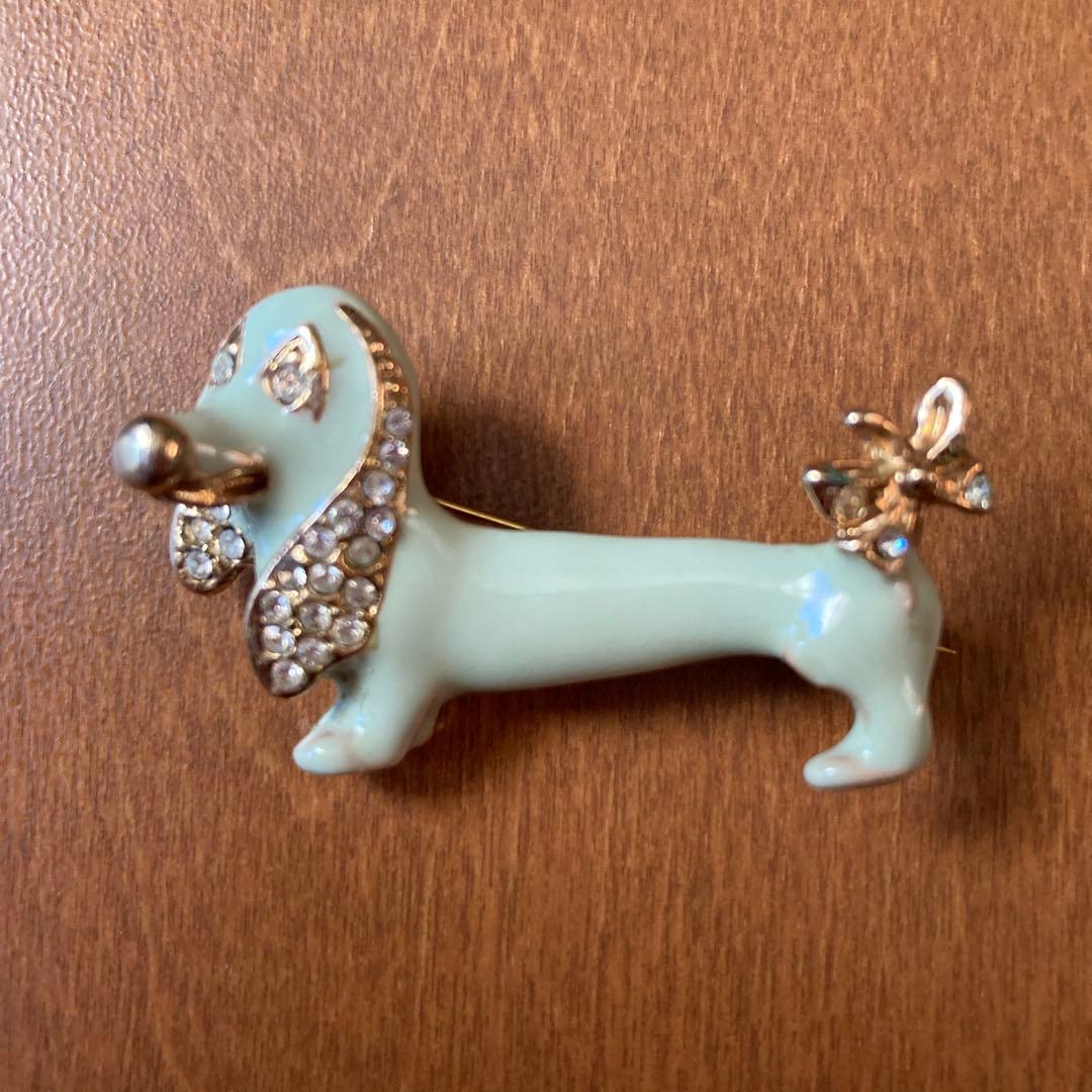 英国アンティーク 犬ブローチ 陶器orガラス製 ダックスフンド 希少