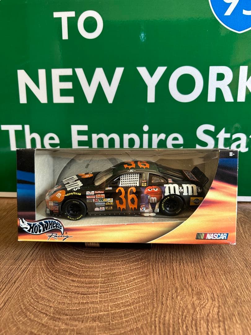 ミニカー Hot Wheels NASCAR 36 M&M's 1:64