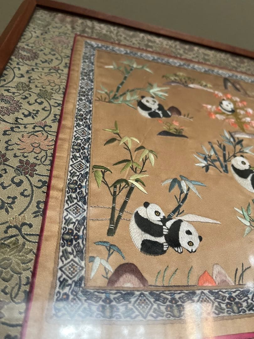 パンダ刺繍タペストリー　刺繍　飾り布　古い生地　正絹中国 アンティーク　額なし