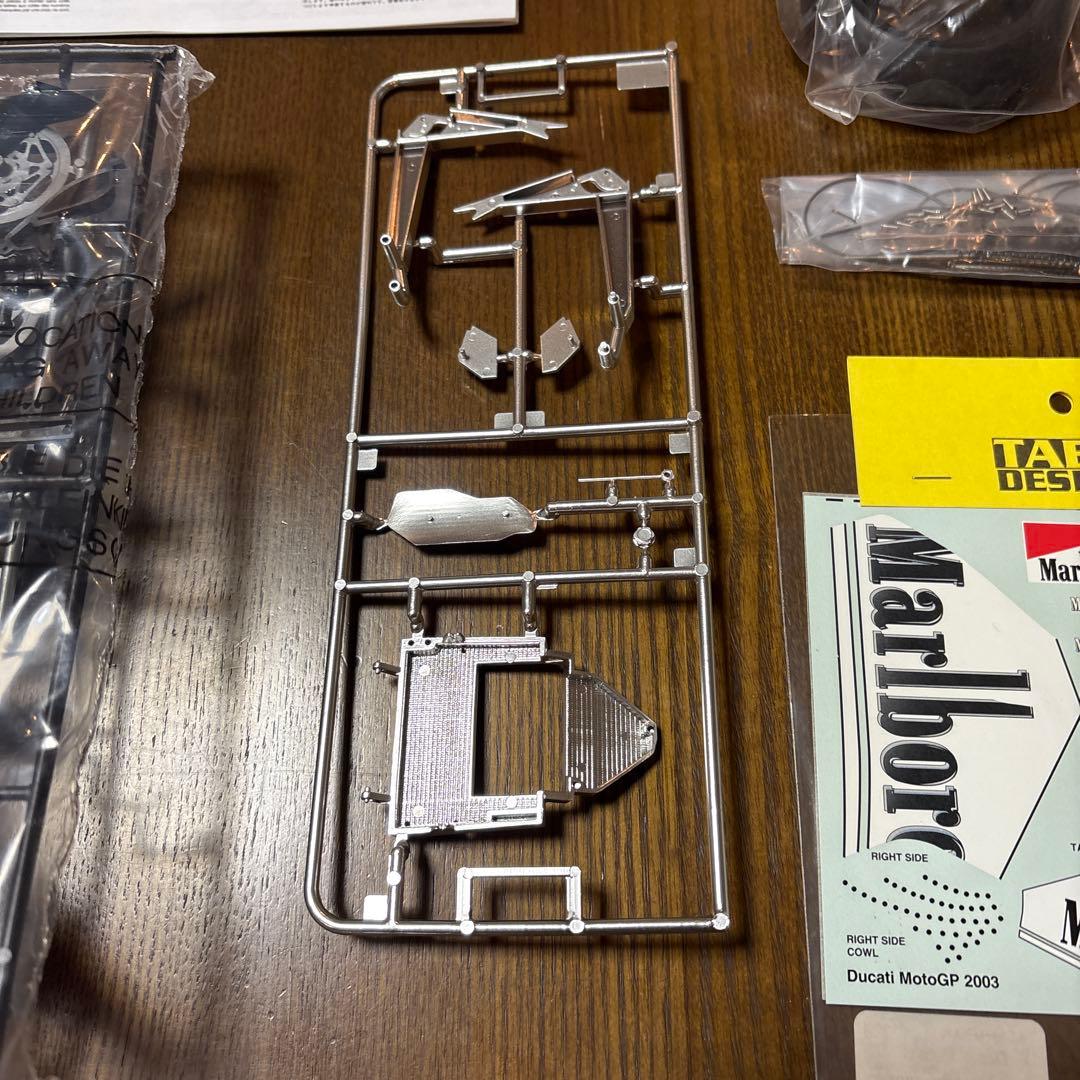 イタレリ　オートバイ　プラモデル　1/9 ドゥカティ　＆　ライダーフィギュア
