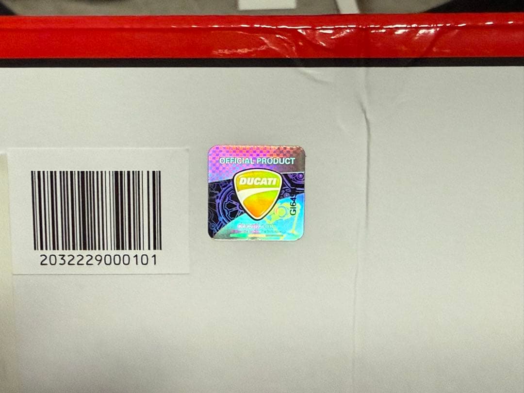 Ducati Desmosedici GP 1/6スケールモデル パニガーレv4