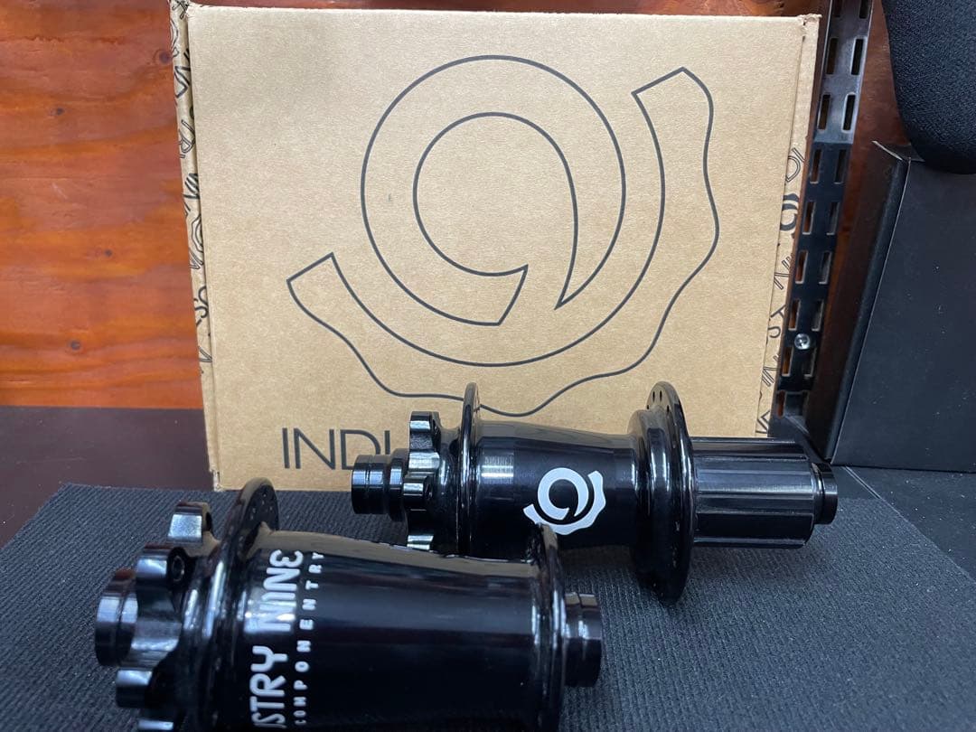 Industry Nine Hydra ハブ 32ホール ブラック