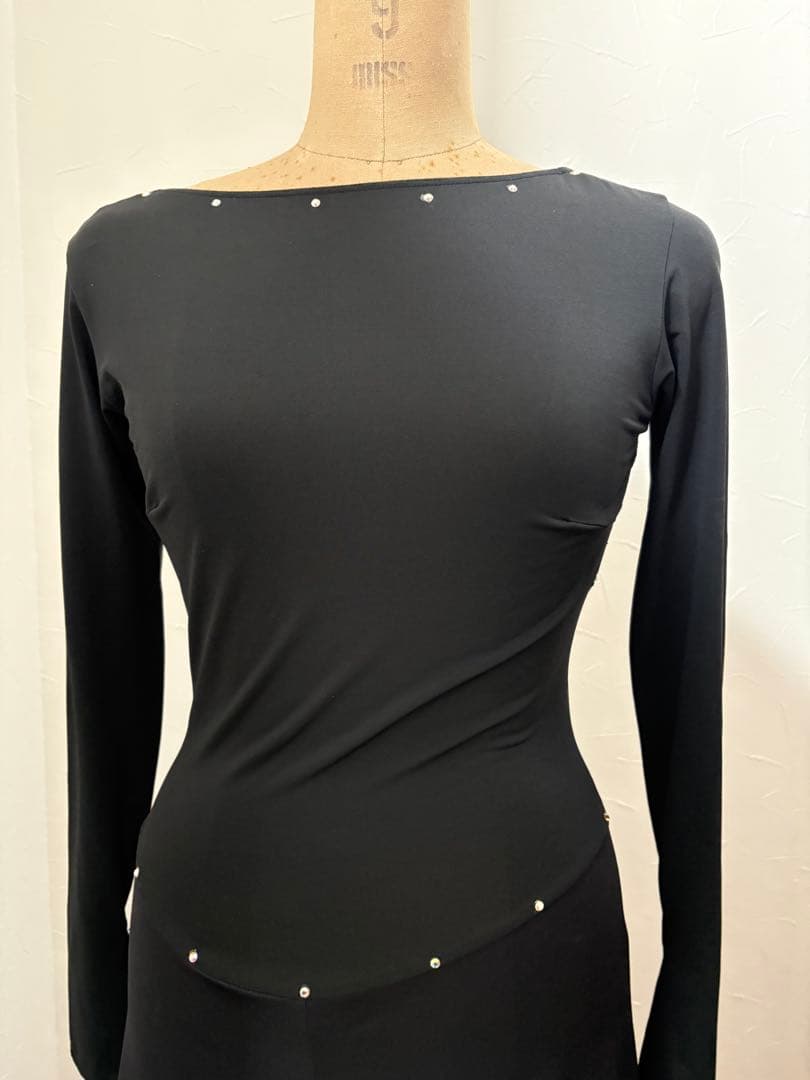 社交ダンス　黒ドレス レースバック