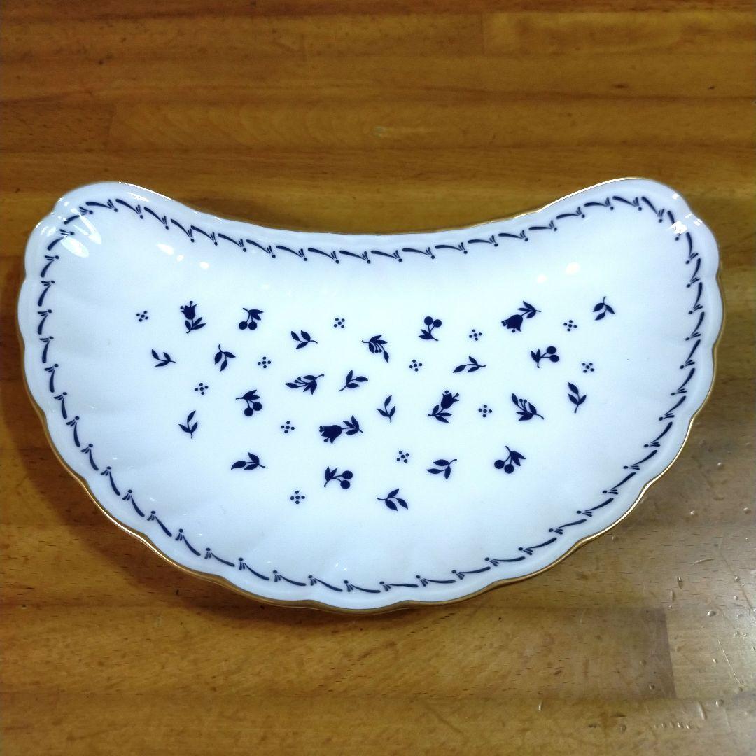 ノリタケ　ティーカップセット　扇型プレート　ミルクピッチャー