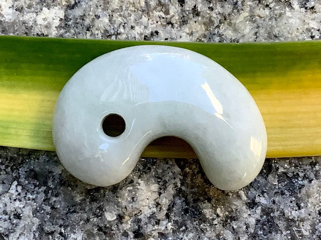 1点限り‼️本物ジェダイト糸魚川翡翠勾玉　氷の世界へアイスジェイド鑑定機関鑑別書付