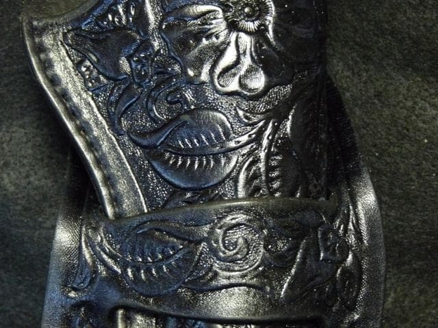 レザー製彫刻SAAホルスター