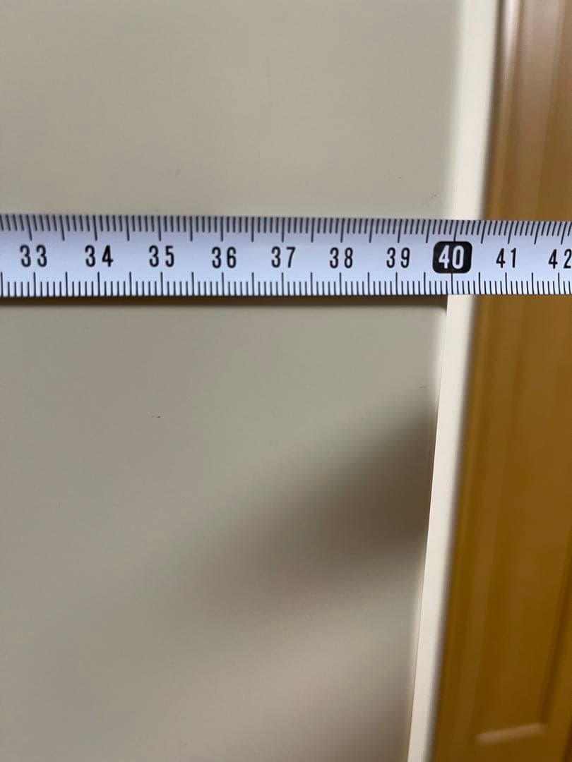 鍵付きオフホワイトキャビネット 上部ガラス扉付き