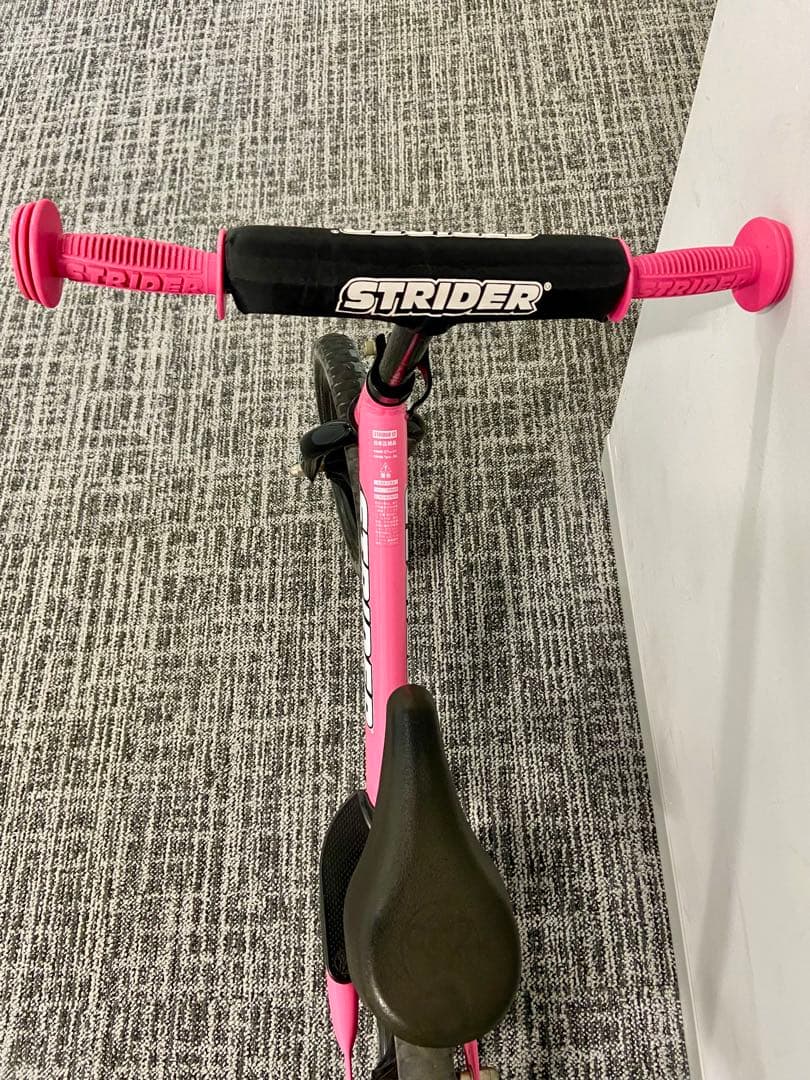 【美品】ストライダー 12インチ スポーツ ピンク〈ピンクグリップ〉