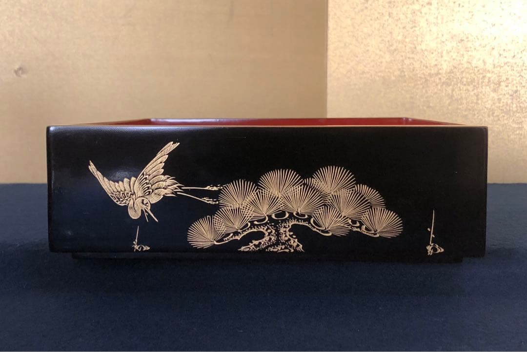 《R》黒内朱 沈金鶴亀松竹梅図 四段重 替蓋付 木製漆器 木箱 260121き6