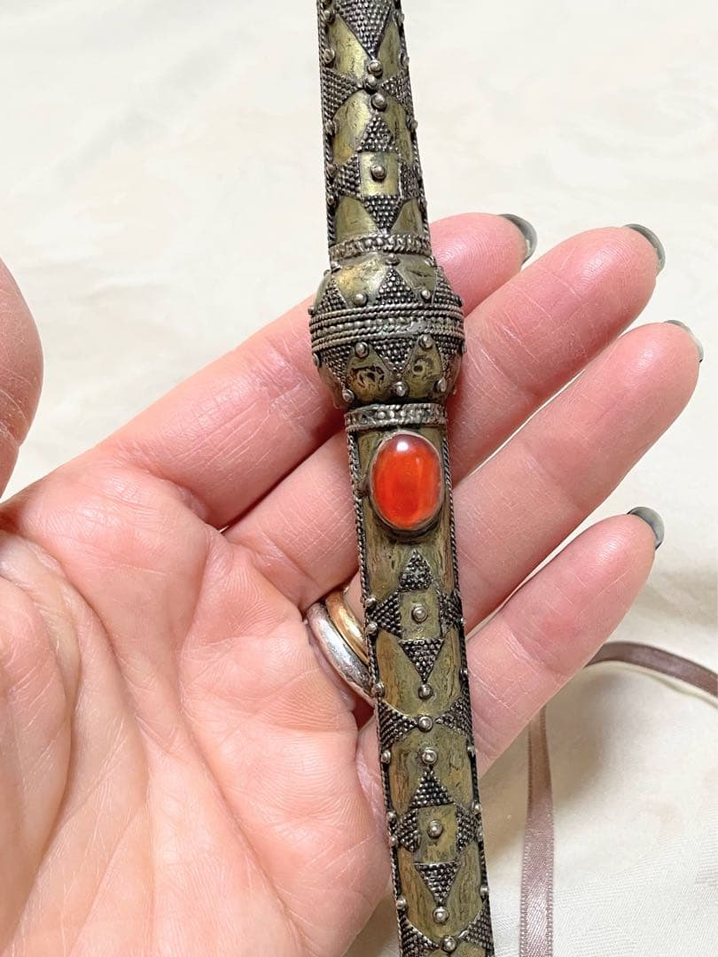 トルクメニスタン トルクメン 装飾品 経典などを指す道具