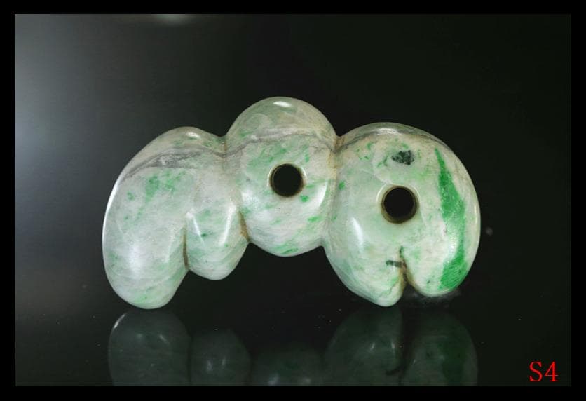 縄文期　極希少　糸魚川ろうかん硬玉本翡翠製　翠緑白色穿孔異状蚕獣形勾玉　出土石器