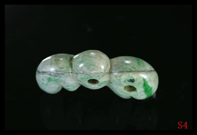 縄文期　極希少　糸魚川ろうかん硬玉本翡翠製　翠緑白色穿孔異状蚕獣形勾玉　出土石器