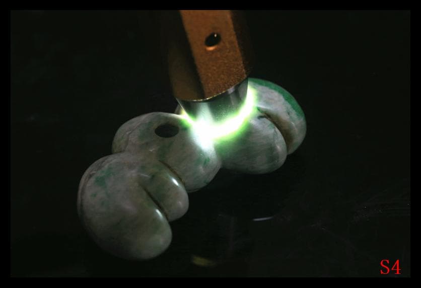 縄文期　極希少　糸魚川ろうかん硬玉本翡翠製　翠緑白色穿孔異状蚕獣形勾玉　出土石器