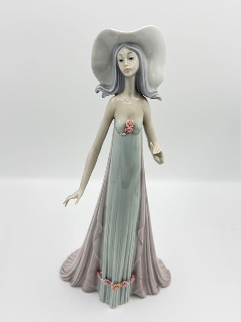 リヤドロ フィギュリン Dama Biarritz ビアリッツの貴婦人　1431