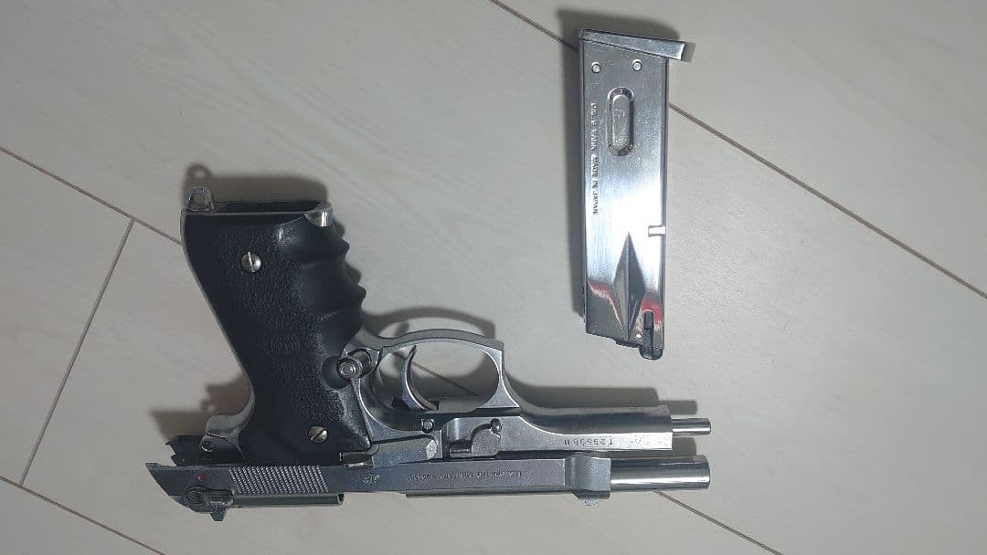 東京マルイ　ベレッタM92F　クロームステンレス　マガジン付き