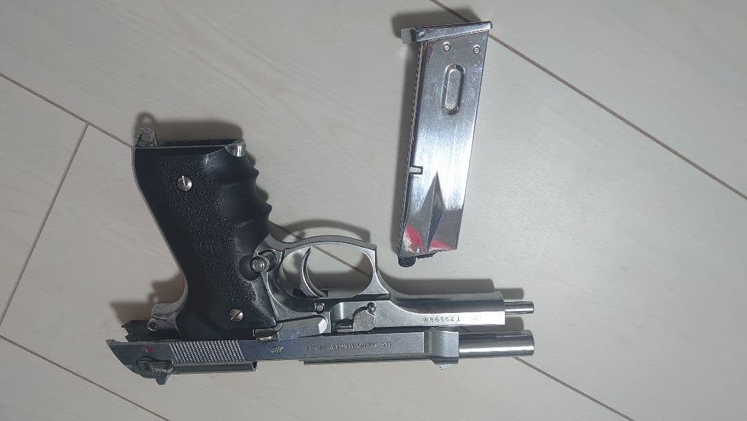 東京マルイ　ベレッタM92F　クロームステンレス　マガジン付き