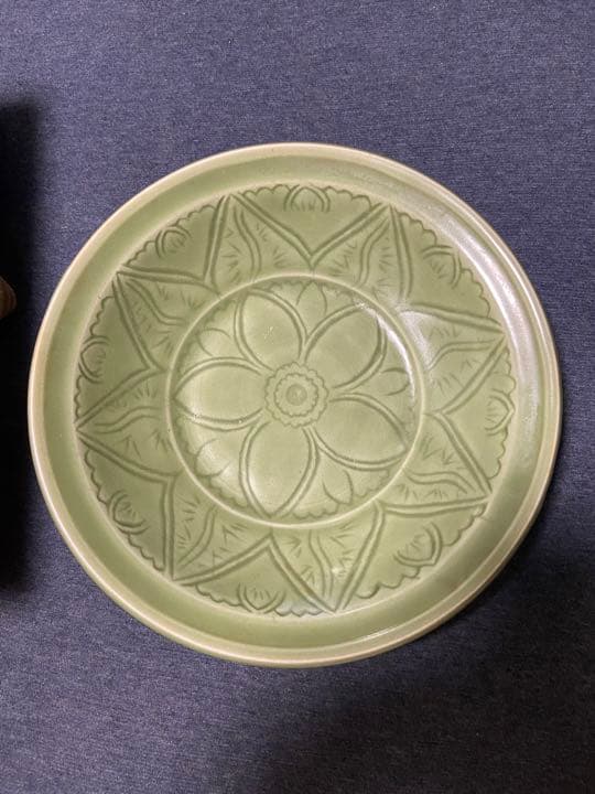中国古美術品　宋時代　青磁刻花 中皿　22cm 龍泉窯　合箱あり