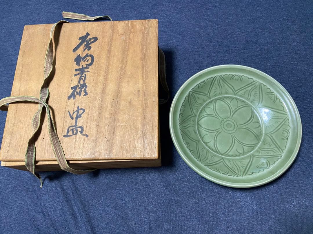 中国古美術品　宋時代　青磁刻花 中皿　22cm 龍泉窯　合箱あり