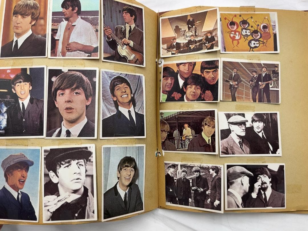 ビートルズ　TOPPS トレーディングカード135枚入りスクラップブック