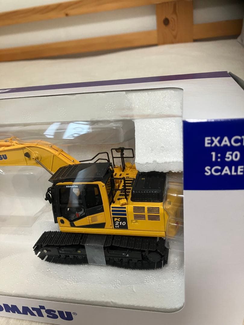 新品ミニチュア　コマツPC210LC-11 ブレーカー　建設機械　完成品