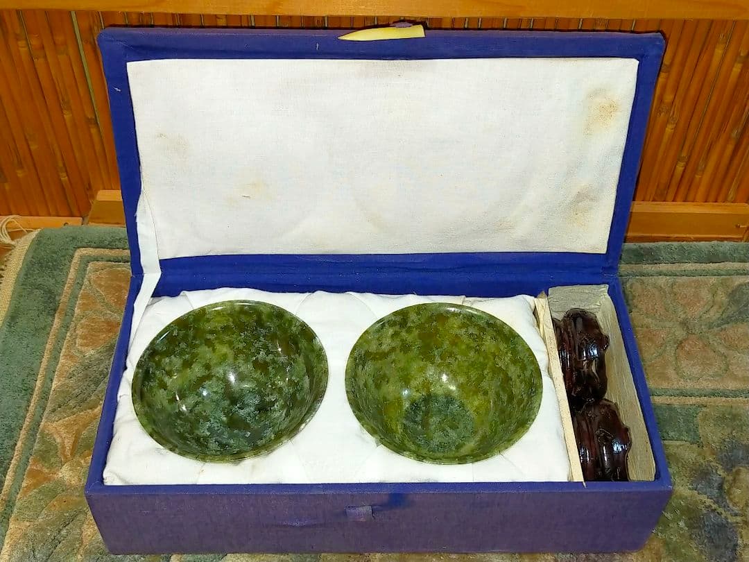 ♥中国♥　玉碗　♥　２個　♥　台　箱付き　玉製　茶碗　骨董　古玩