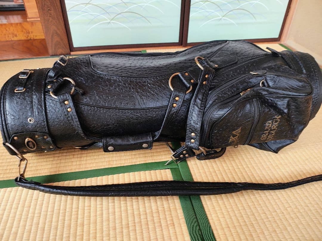 黒の合成皮革ゴルフバッグ