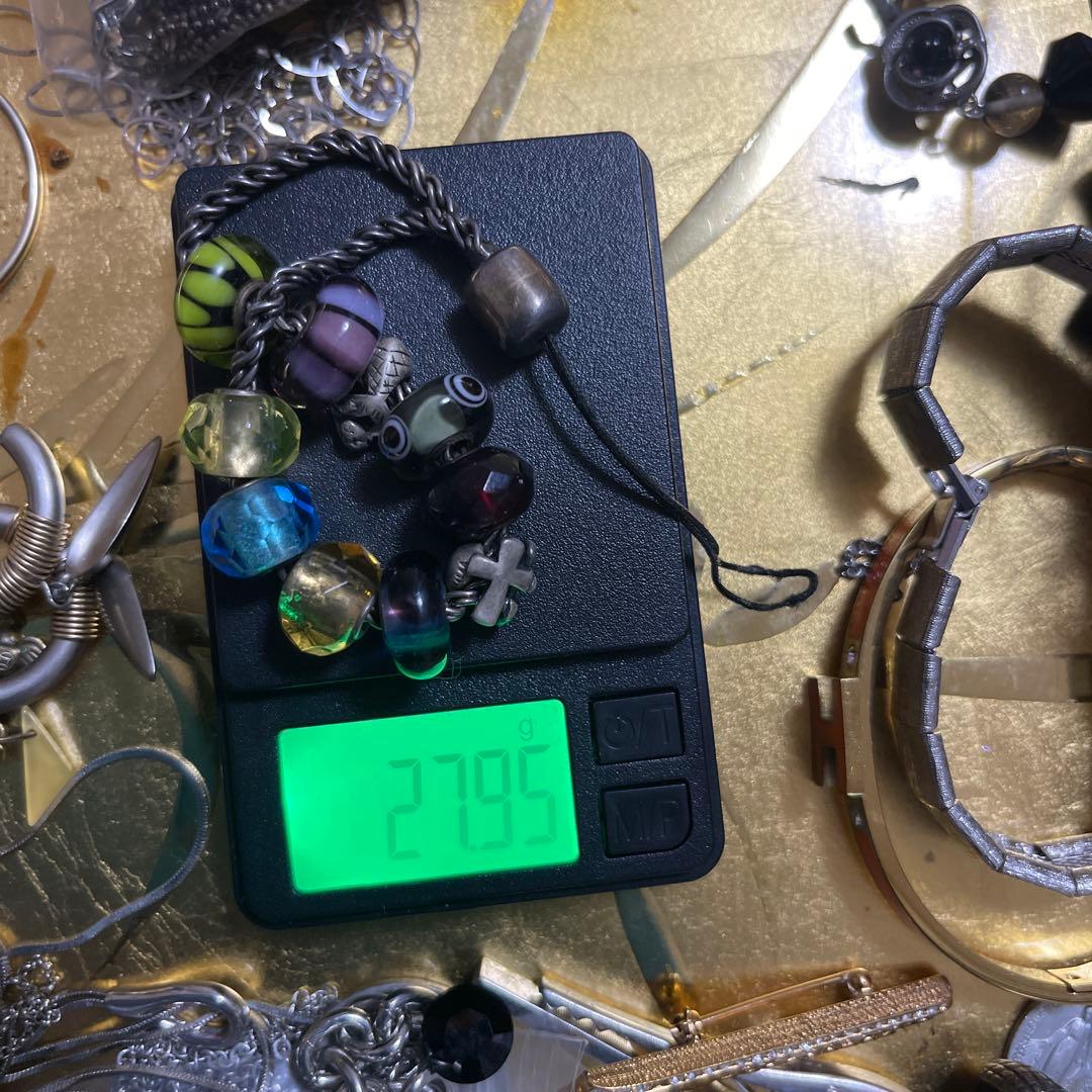 カラフルビーズのストラップTrollbeads