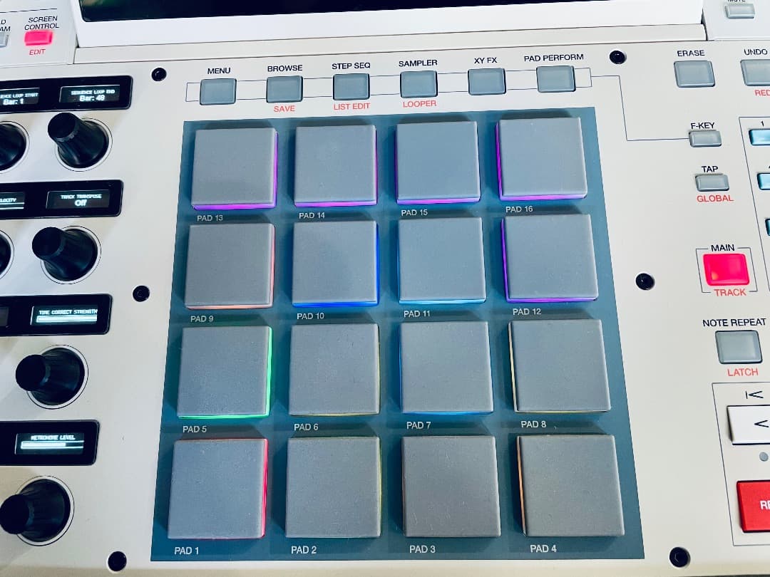 AKAI MPC X SE DISKセーバー付 (ほぼ未使用品) 即発送!!