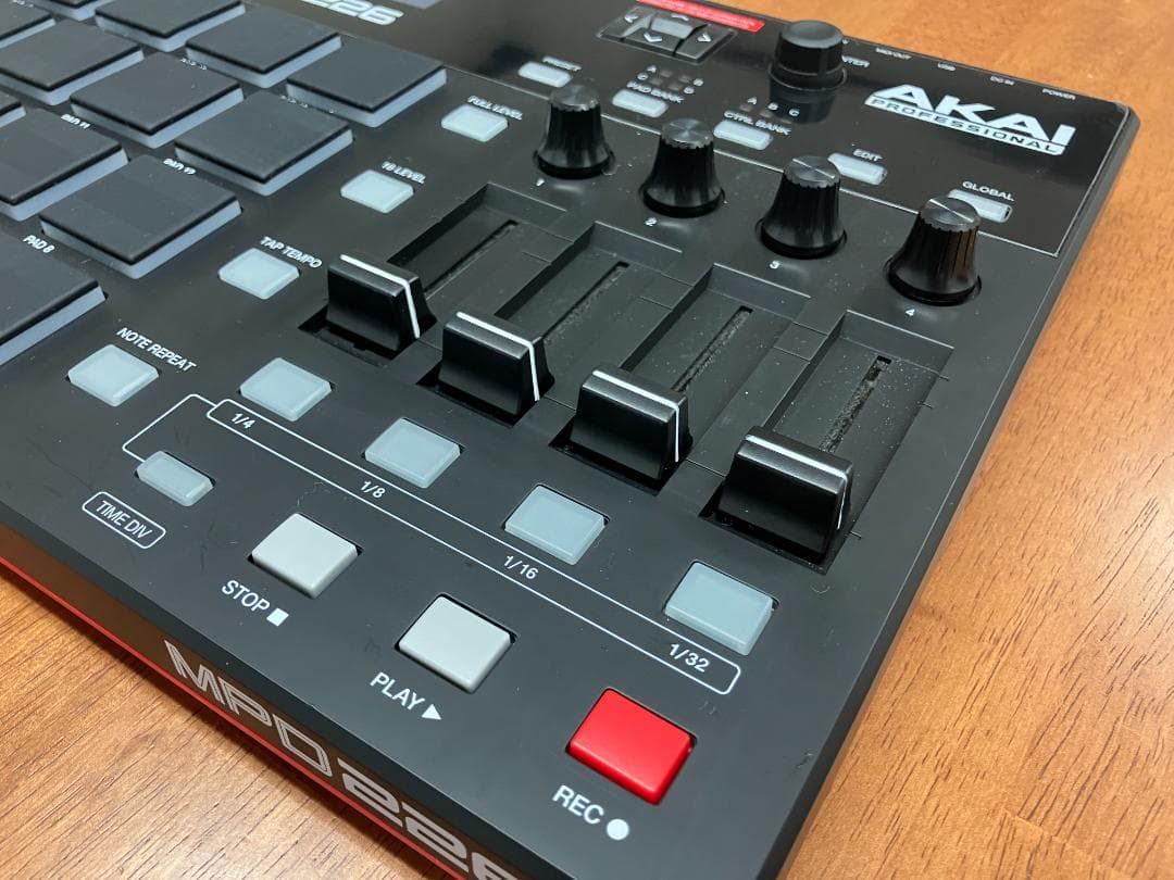 AKAI MPD226 ①