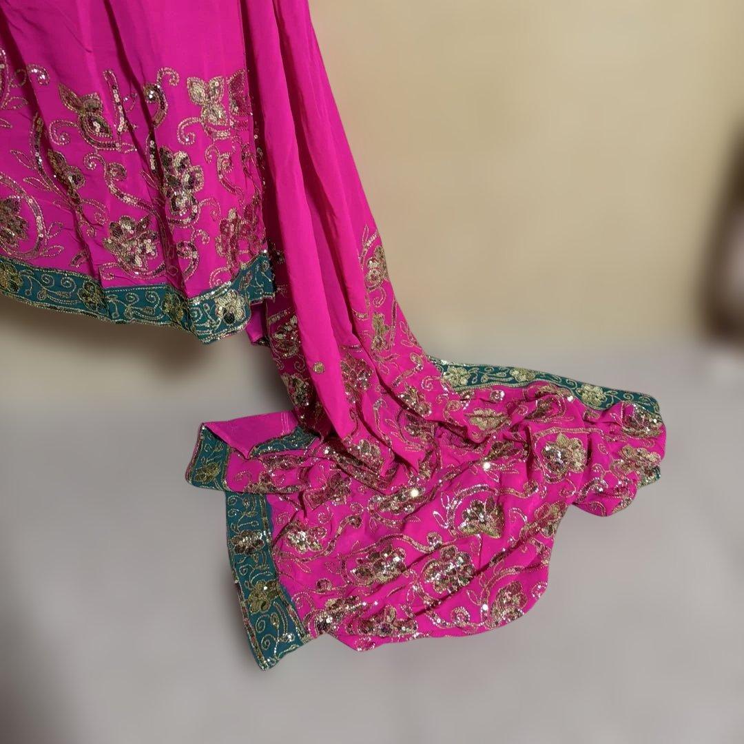 ピンクの刺繍入りダンス衣装