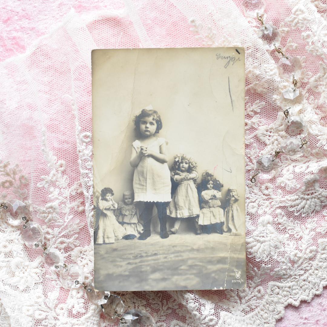 *アンティークポストカード　お人形とお祈りをする可愛い少女*