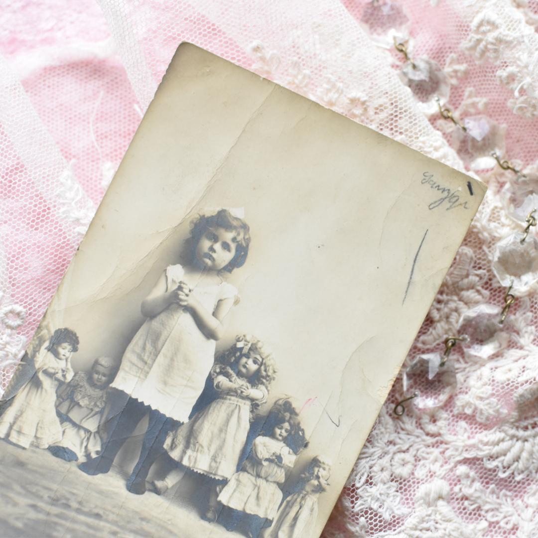 *アンティークポストカード　お人形とお祈りをする可愛い少女*