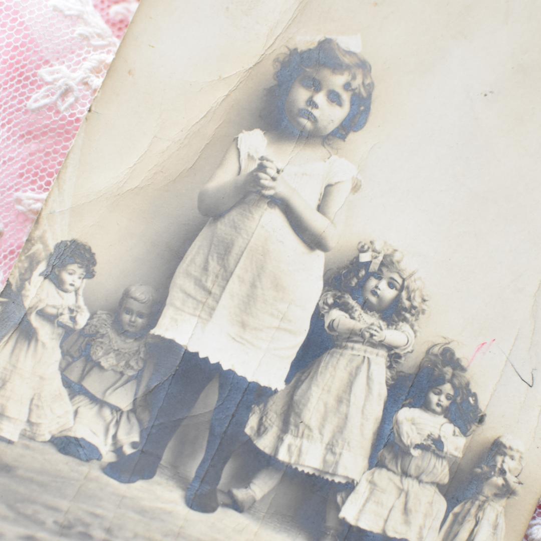 *アンティークポストカード　お人形とお祈りをする可愛い少女*