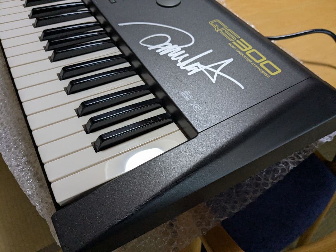ヤマハ QS300 シンセサイザー USED美品　浅倉大介氏サイン入り