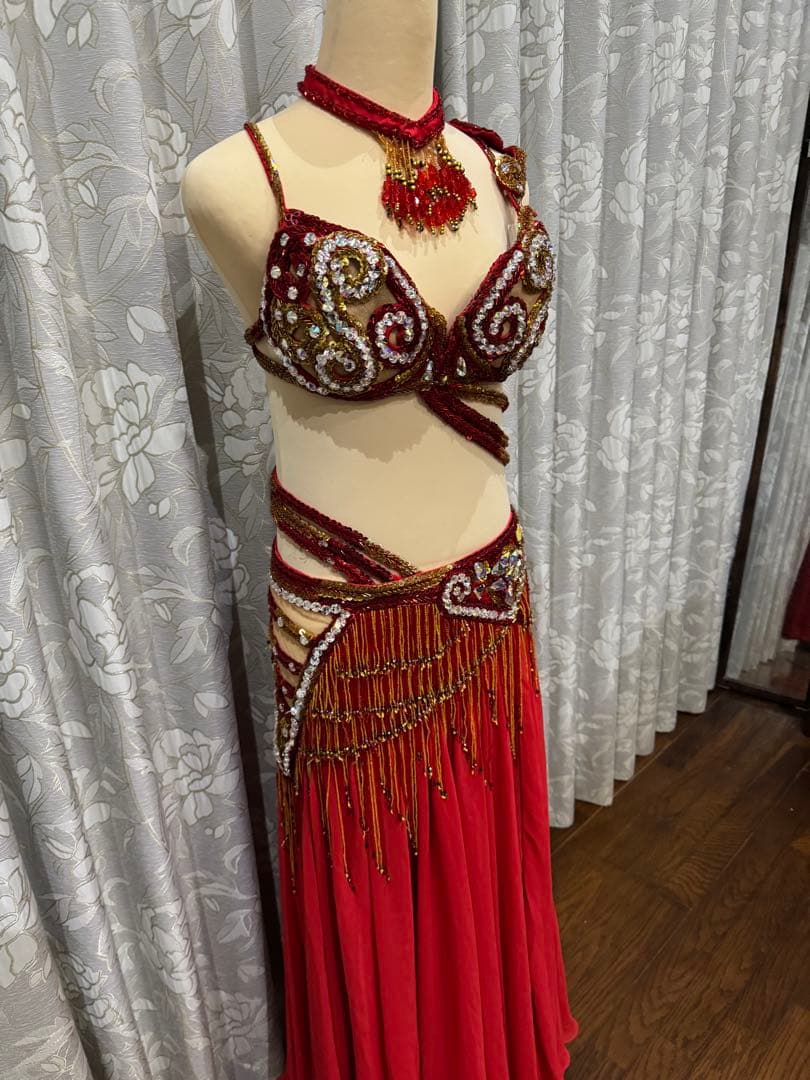 赤　ベリーダンス衣装　　レジェンド衣装　　アームアクセサリーつき