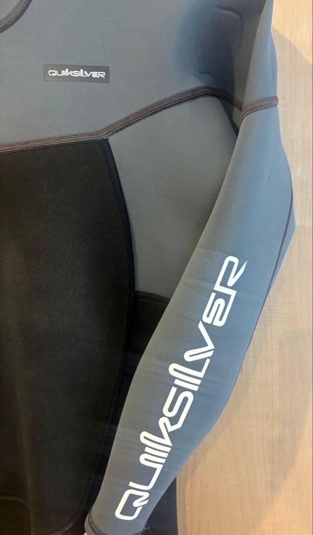クイックシルバーフルスーツ2ミリM AQUAαバックジップ