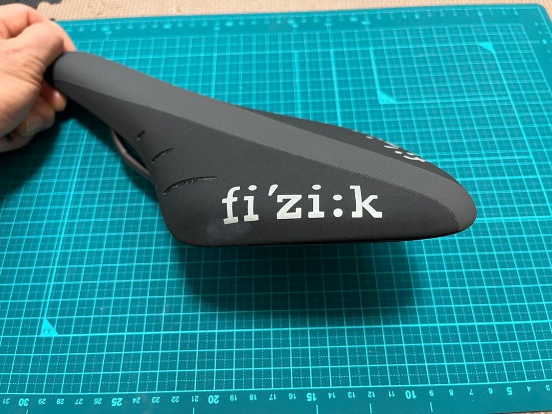 フィジーク　アリオネR3サドル ブラック【美品】