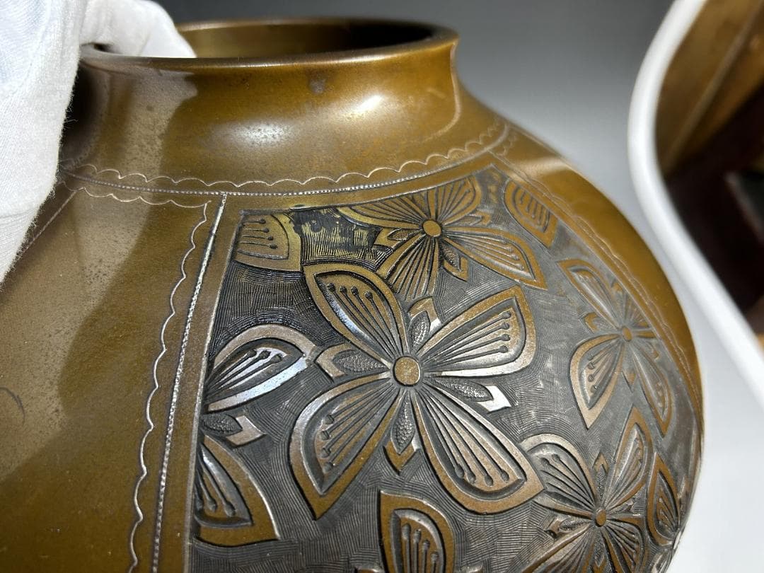 時代　彫金師　柴田郁美　銀象嵌　鋳銅花瓶　花瓶　花入れ　美芝彫　柴田美芝
