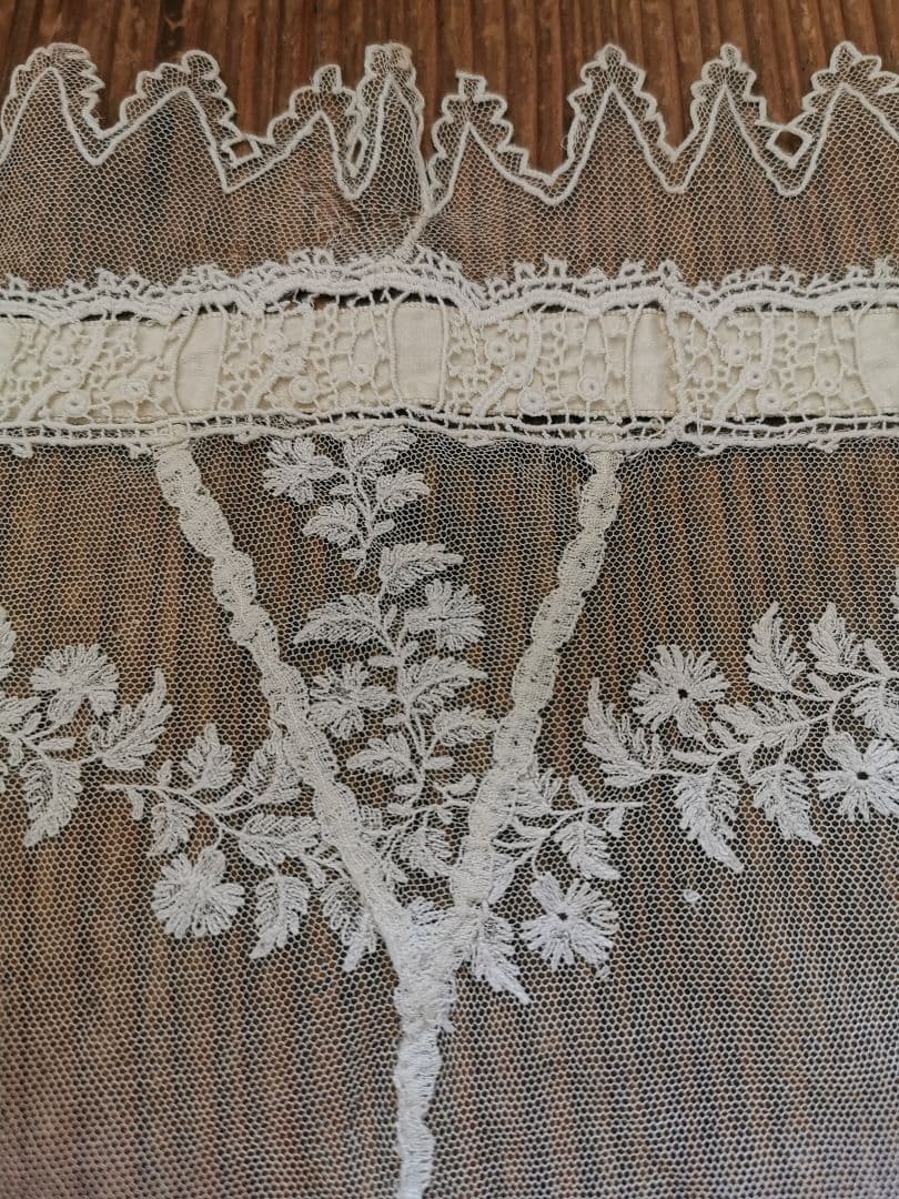 追加画像✵アンティークフランス シルクリボン＆スカラップレース 花刺繍ドイリー