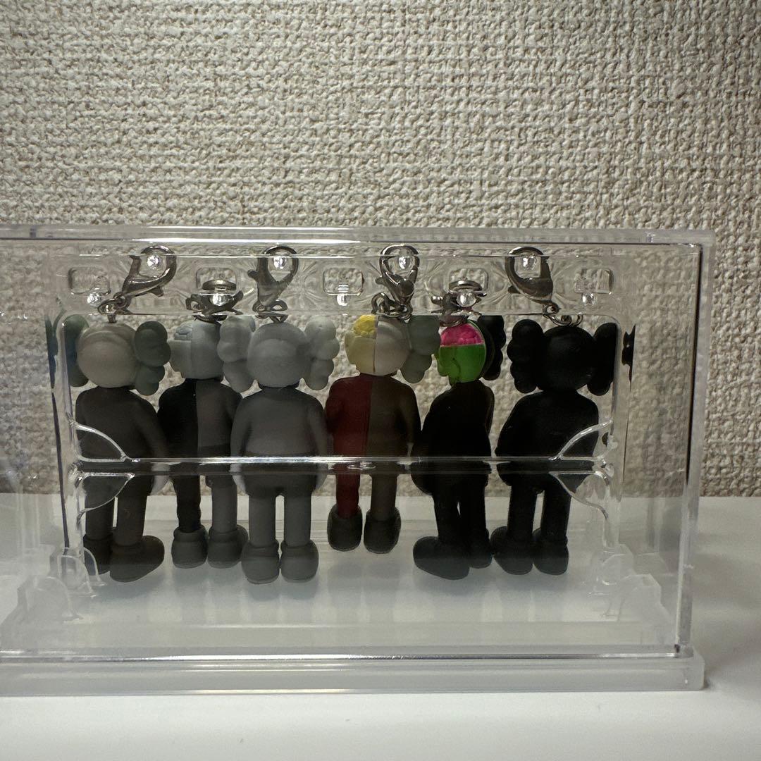 KAWS展示会限定フィギュアキーホルダー6体セット(ケース付き)