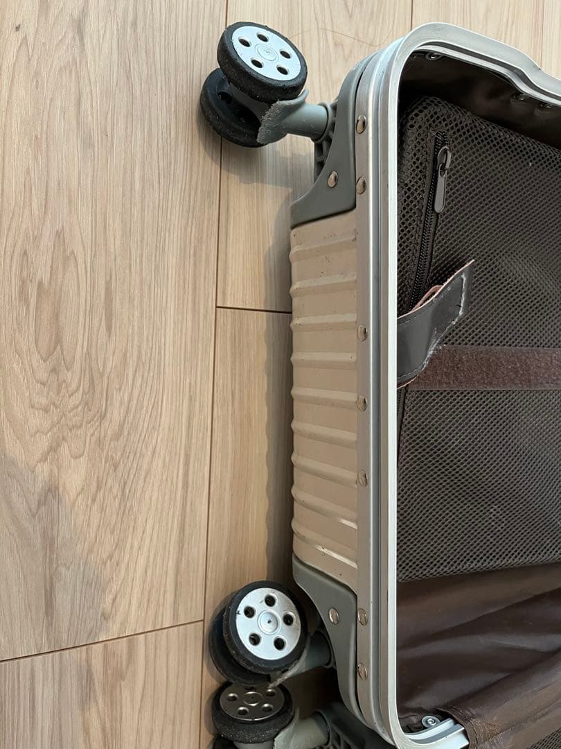 アルミシルバー スーツケース