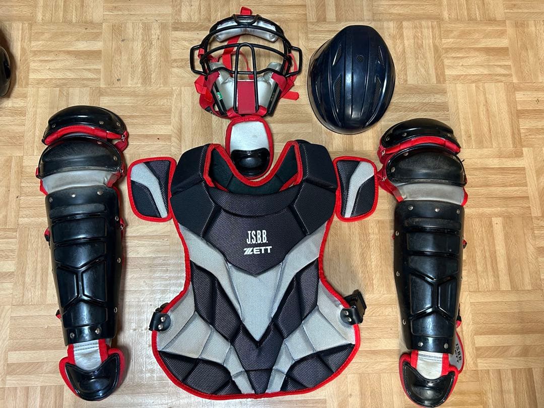 キャッチャー防具4点＋ヘルメット2点＋審判用マスク＋バック＋おまけ