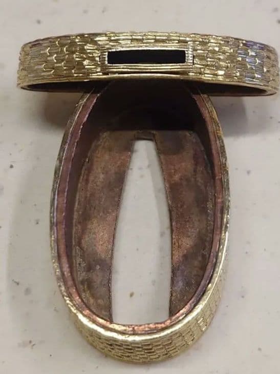 縁頭、銅地台に金着せ布目模様、