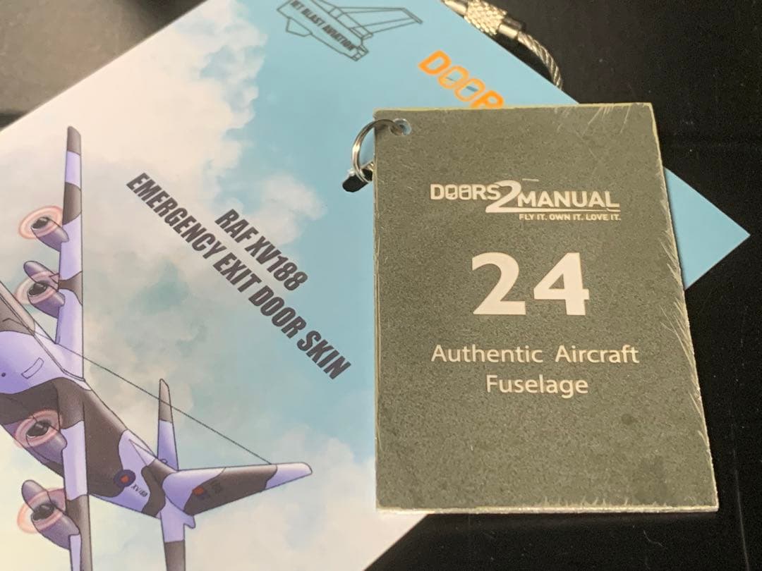 イギリス空軍 輸送機 C-130K 非常口 タグ キーホルダー 実機タグ D2M