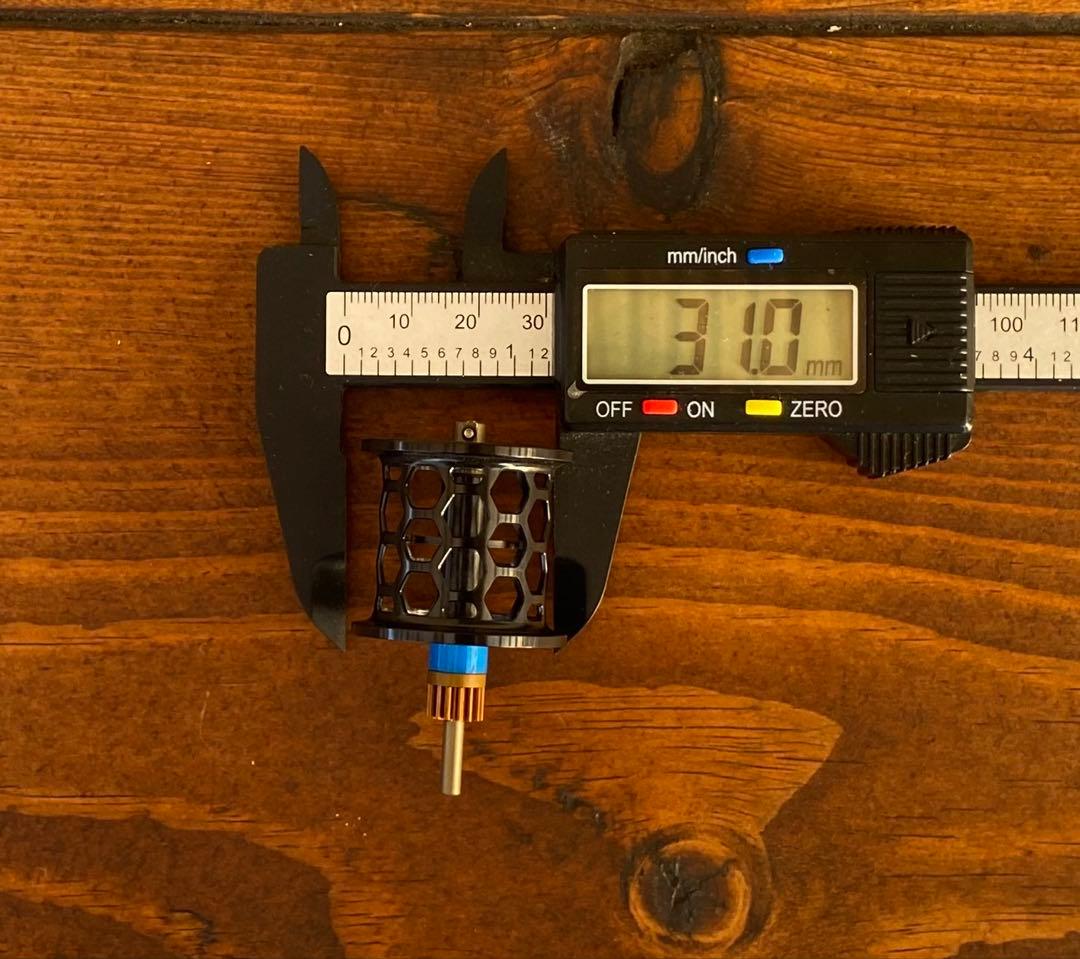 新品未使用　トラウト　ベイトリール　丸型　リール　ブラック×ブラック　渓流釣り