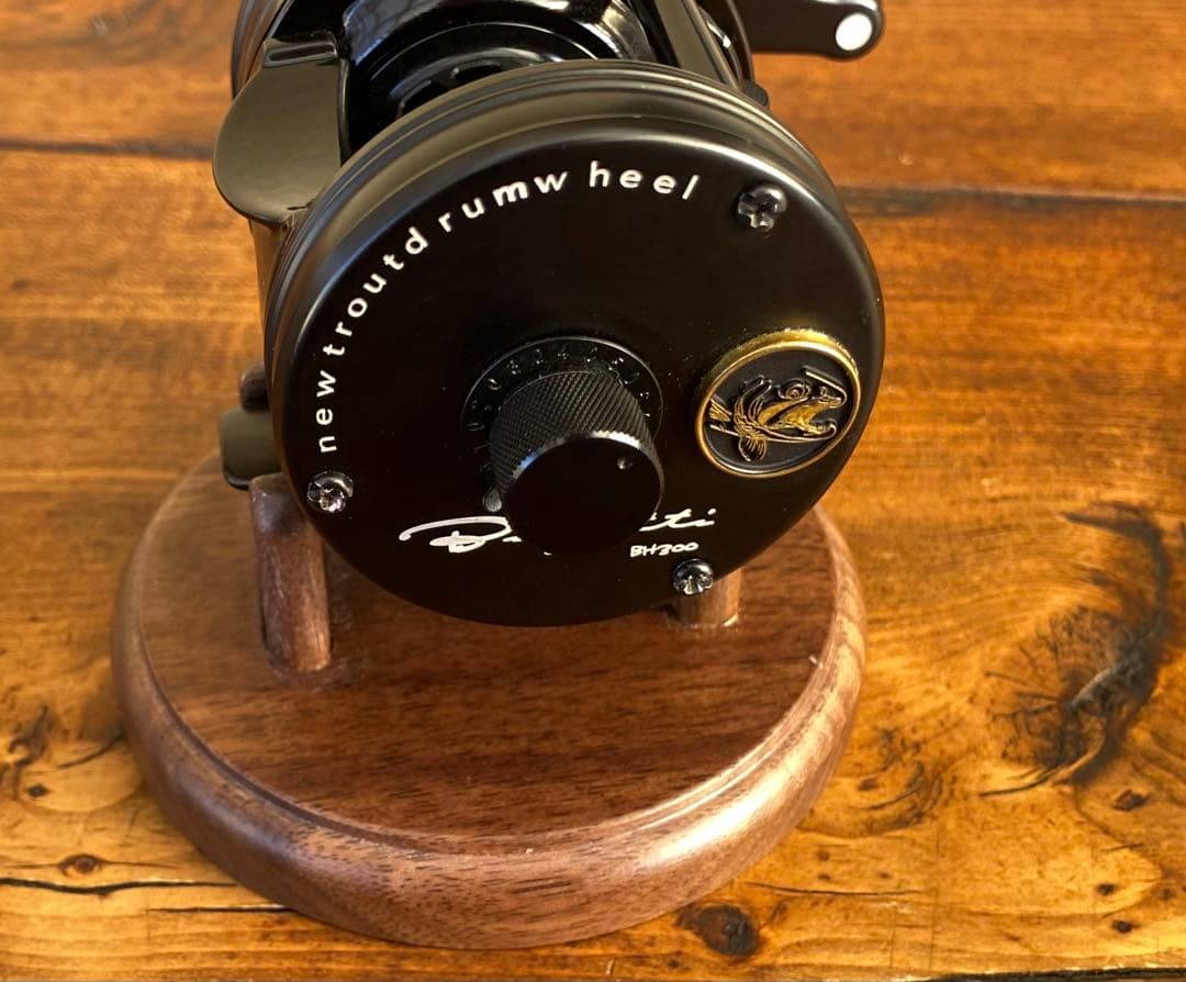 新品未使用　トラウト　ベイトリール　丸型　リール　ブラック×ブラック　渓流釣り